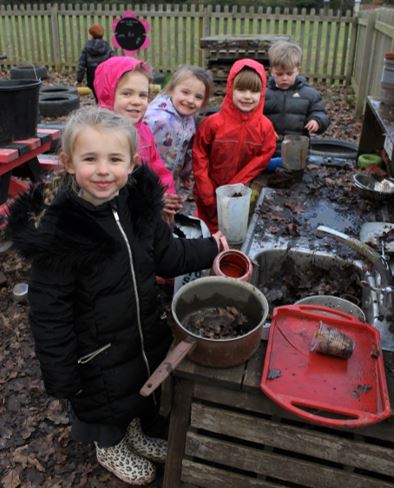 A group of children standing outside

Description automatically generated