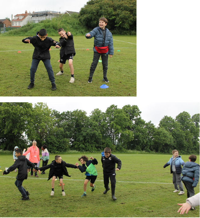 A group of kids playing with a frisbee

Description automatically generated