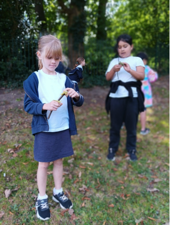 A group of children standing in a field

Description automatically generated